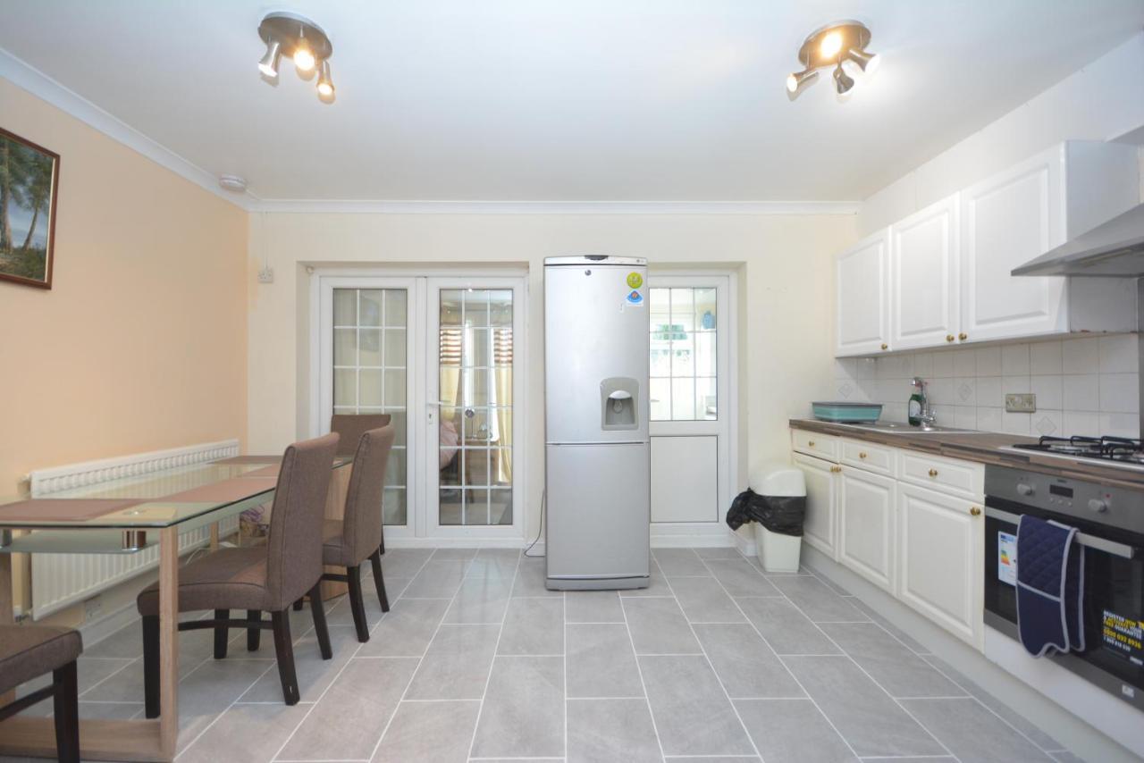 דאגנהאם London Luxury 5 Bedroom House 2 Min Walk To The Tube Station מראה חיצוני תמונה